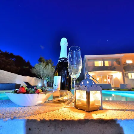 Lovely Child-friendly In Near Sea Villa *